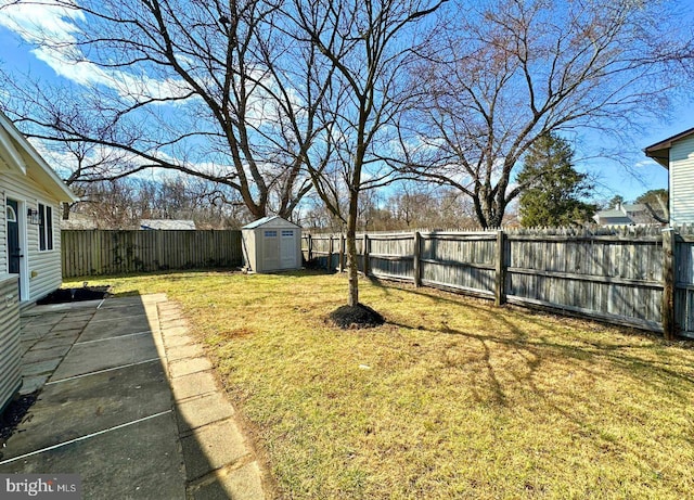 view of yard featuring an outdoor structure, a fenced backyard, a shed, and a patio