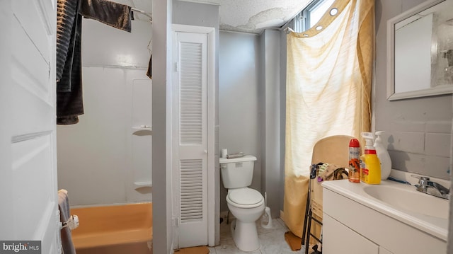 full bathroom featuring a closet, toilet, vanity, and a textured ceiling