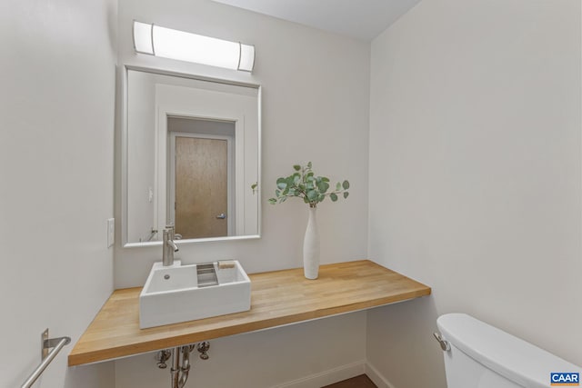 bathroom featuring toilet and a sink