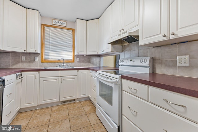 kitchen featuring electric range, under cabinet range hood, a sink, dark countertops, and backsplash