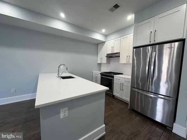 kitchen with tasteful backsplash, visible vents, dark wood-style floors, stainless steel appliances, and a sink