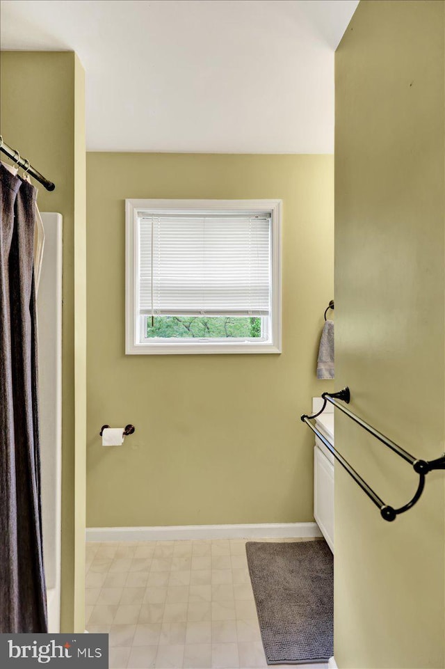 5 Westpointe Dr, Ephrata, PA 17522 - full bath featuring baseboards and a shower with curtain