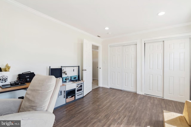 home office featuring recessed lighting, ornamental molding, baseboards, and wood finished floors