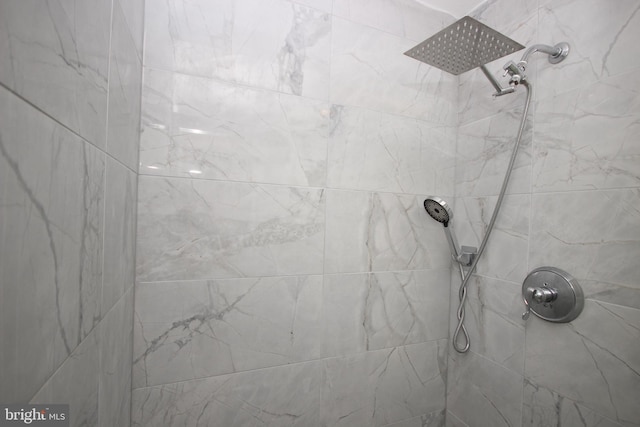 bathroom featuring tiled shower