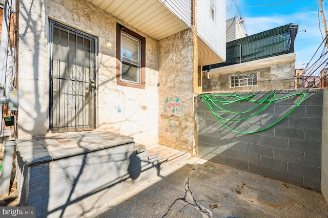 view of exterior entry with stucco siding