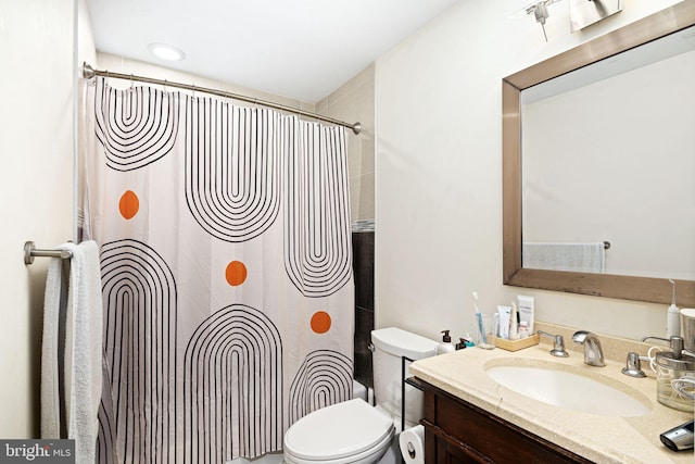 full bath featuring a shower with curtain, toilet, and vanity