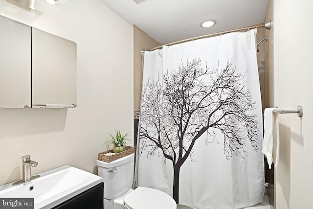 full bath with vanity, toilet, and a shower with curtain