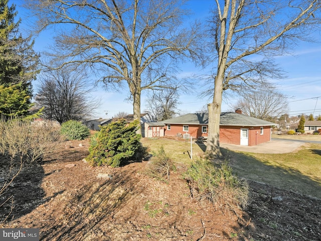 view of yard with driveway