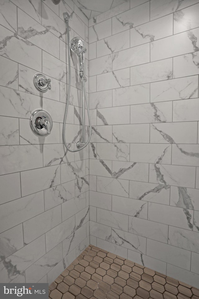 full bath with tiled shower