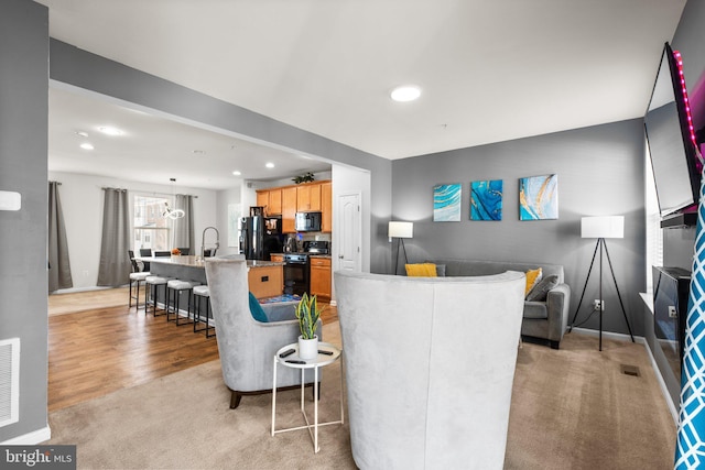 living area featuring visible vents, recessed lighting, and baseboards