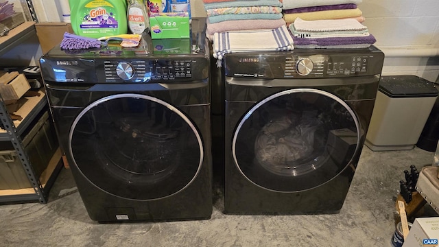 clothes washing area with laundry area and independent washer and dryer