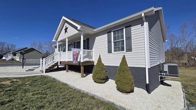 view of front facade featuring central air condition unit, a porch, and a front yard