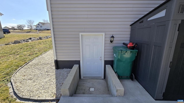 property entrance featuring a yard