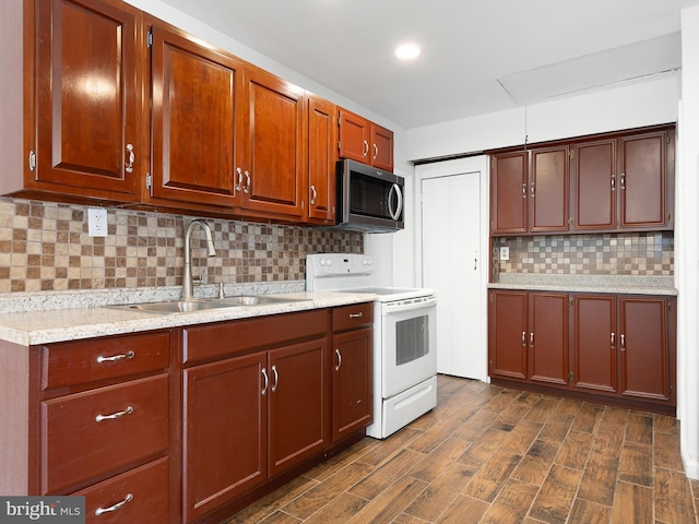 kitchen with a sink, stainless steel microwave, backsplash, dark wood-style floors, and white electric range oven