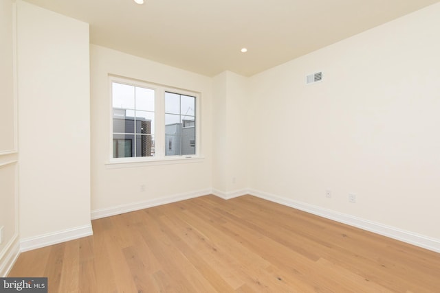 spare room with recessed lighting, visible vents, baseboards, and light wood-style flooring