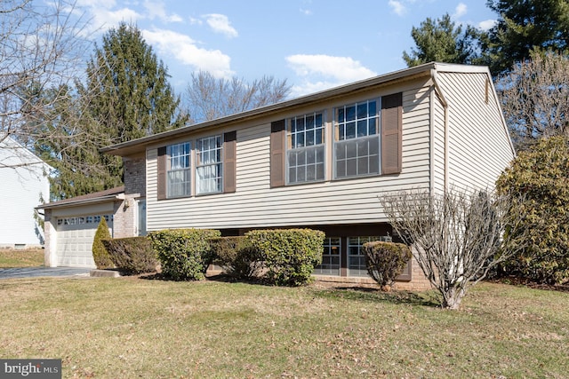 view of front of property featuring aphalt driveway and a front lawn