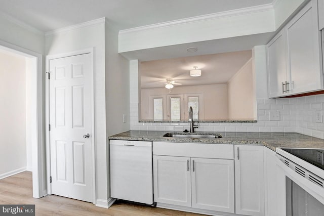 kitchen featuring ornamental molding, a sink, backsplash, white appliances, and light wood-style floors