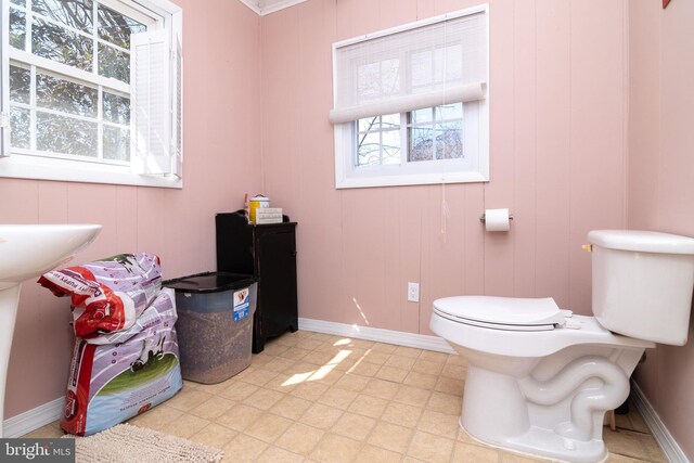 bathroom featuring baseboards and toilet