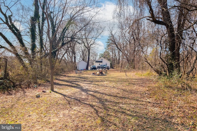 view of yard with an outbuilding