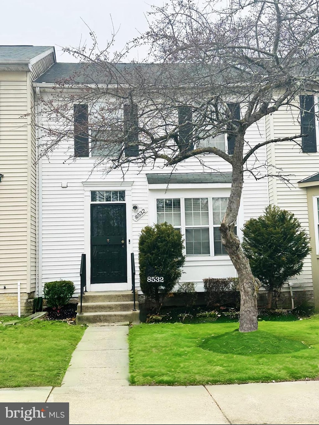 view of front of house featuring a front yard