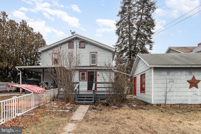 view of front of property featuring fence