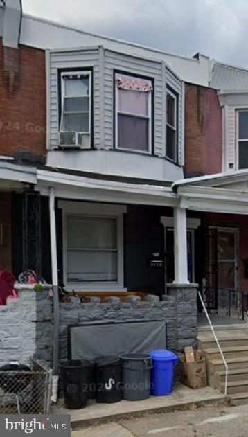 view of front facade with covered porch and cooling unit