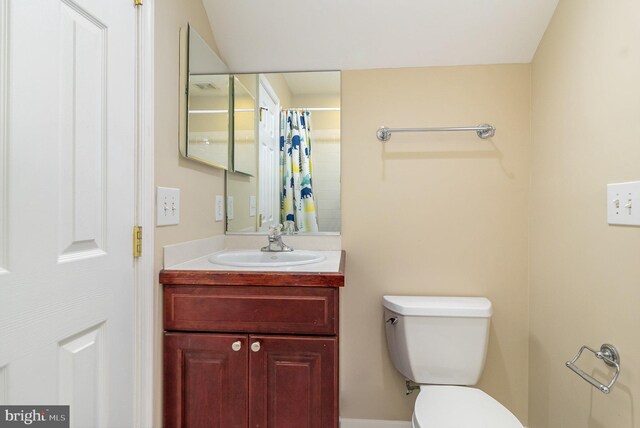 full bath featuring vanity, a shower with shower curtain, and toilet