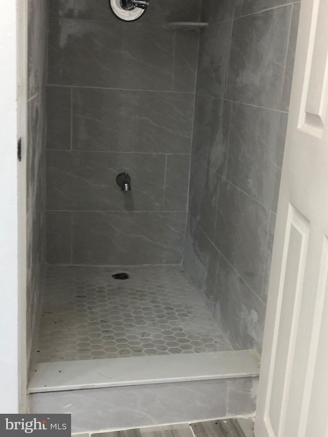 full bath featuring tiled shower