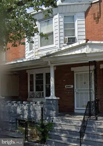 view of front of property featuring covered porch