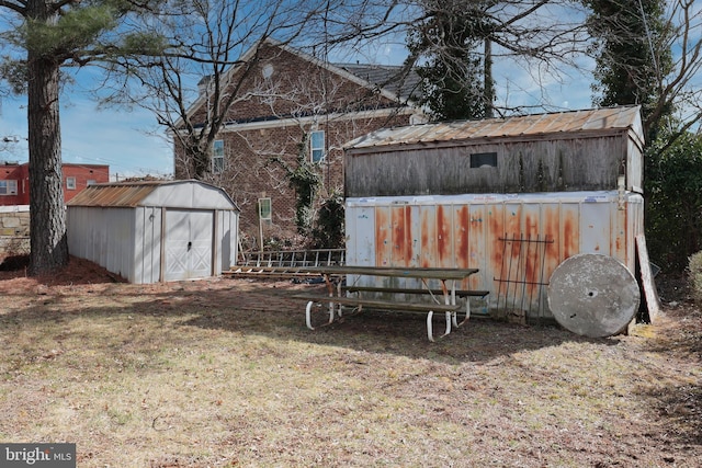 view of yard featuring an outdoor structure and a shed