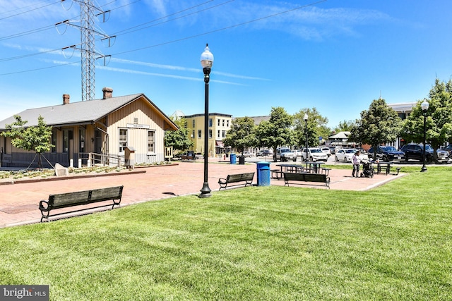 view of property's community featuring a lawn