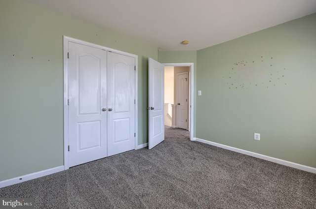 unfurnished bedroom featuring carpet flooring, baseboards, and a closet