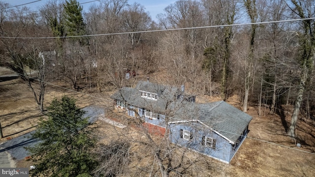 birds eye view of property featuring a wooded view