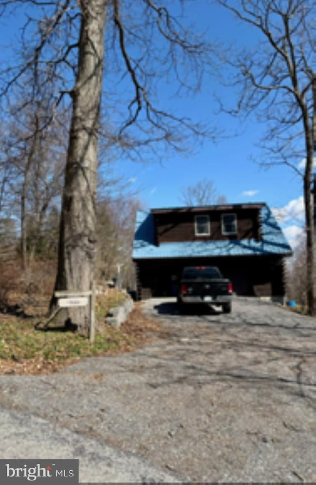 view of front facade featuring driveway