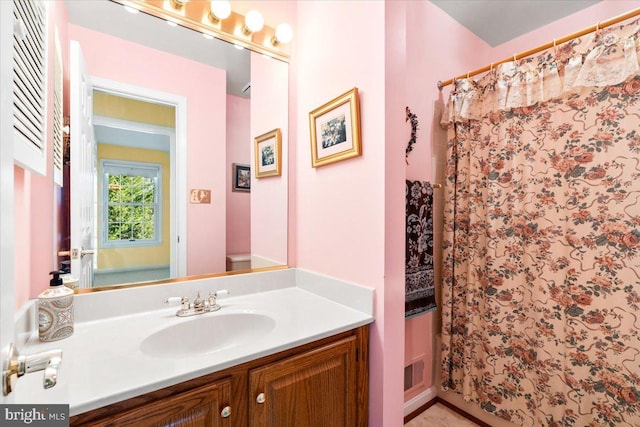 full bath with vanity, a shower with curtain, and visible vents