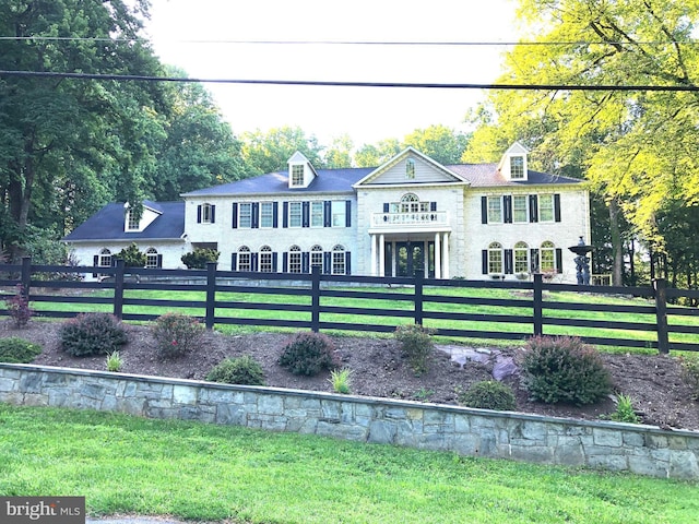 view of front of home featuring a fenced front yard and a front yard