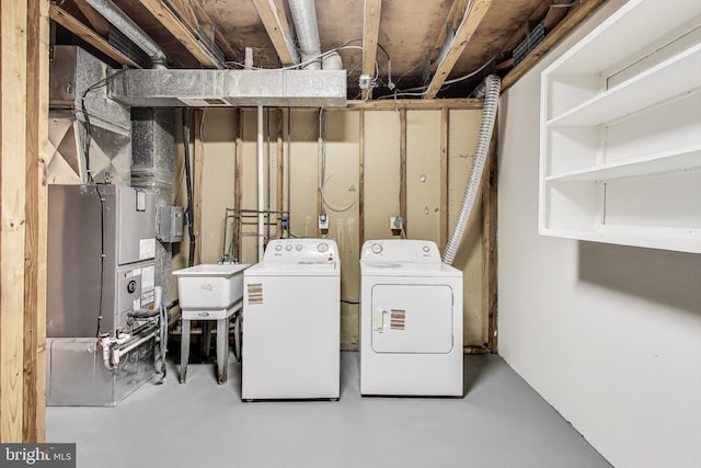 washroom featuring a sink, laundry area, and washing machine and clothes dryer