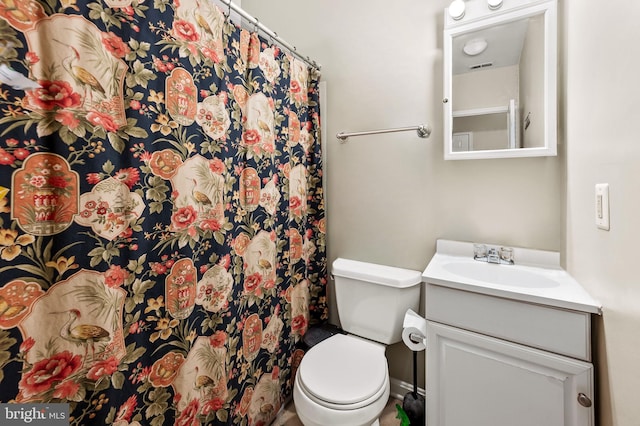 full bathroom featuring a shower with curtain, toilet, and vanity