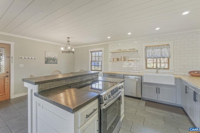 kitchen featuring a sink, plenty of natural light, tasteful backsplash, and stainless steel appliances