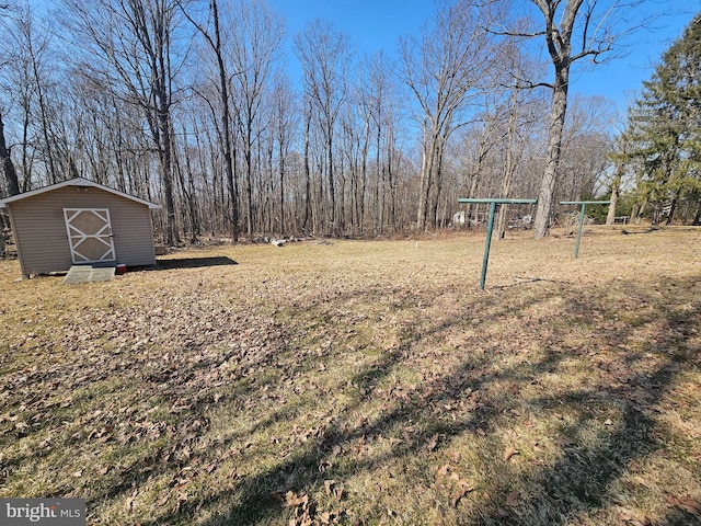 view of yard featuring an outdoor structure and a shed