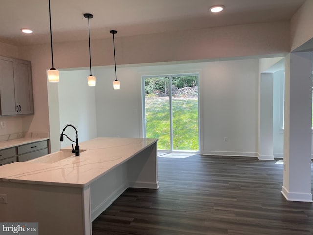 kitchen with dark wood-type flooring, recessed lighting, gray cabinets, and a sink