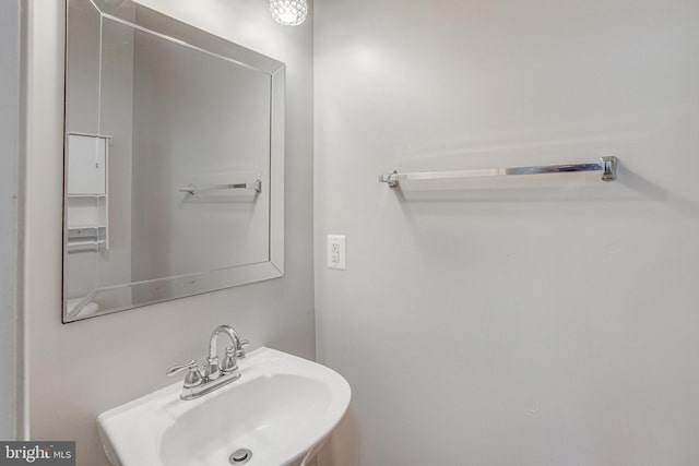 bathroom featuring a sink