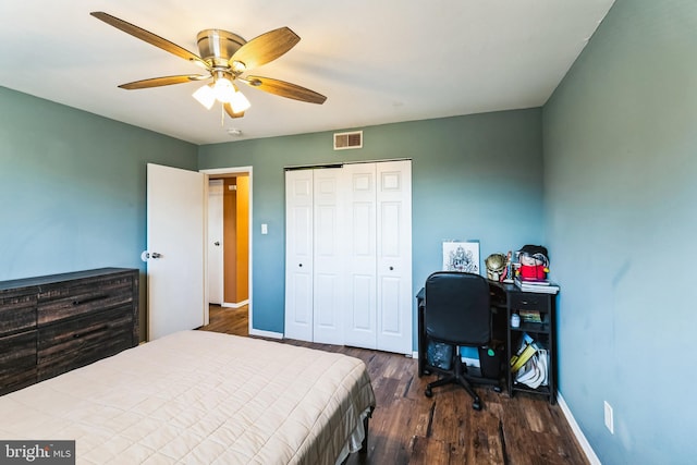 bedroom with visible vents, baseboards, a closet, dark wood-style floors, and a ceiling fan