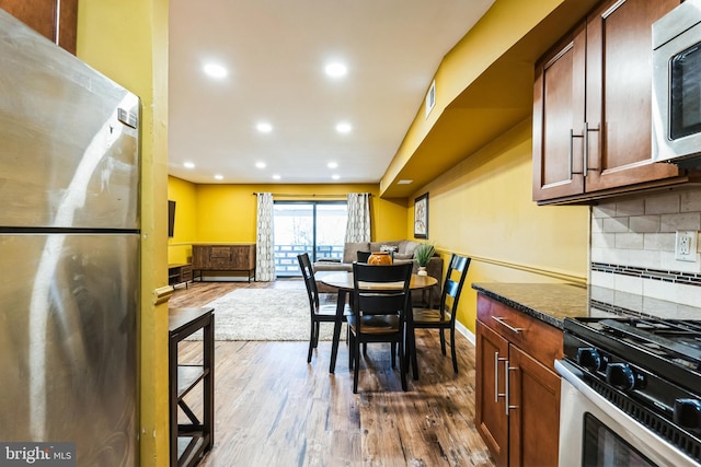 dining room with visible vents, recessed lighting, dark wood-type flooring, and baseboards