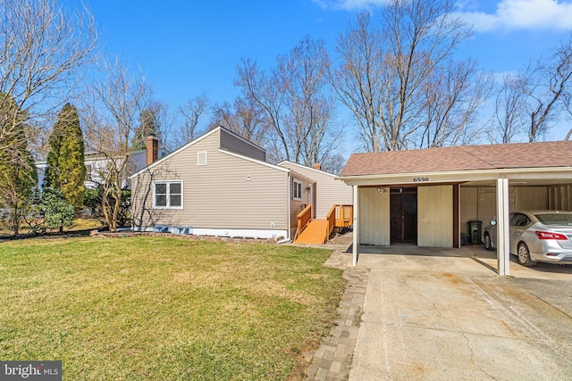 view of front of home with driveway and a front yard