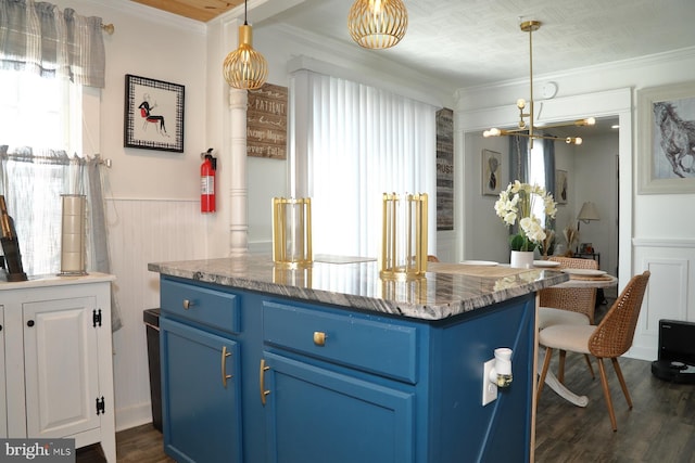 kitchen with crown molding, blue cabinets, dark wood-style flooring, and wainscoting