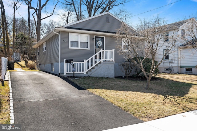 view of front of home with driveway and a front lawn