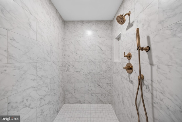 full bathroom featuring tiled shower