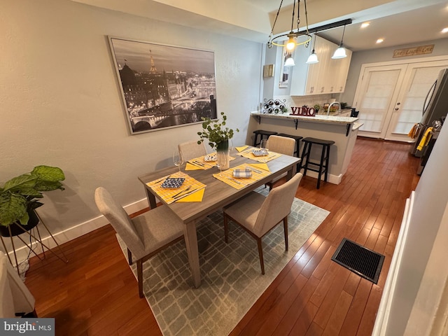 dining space featuring visible vents, recessed lighting, dark wood-type flooring, and baseboards