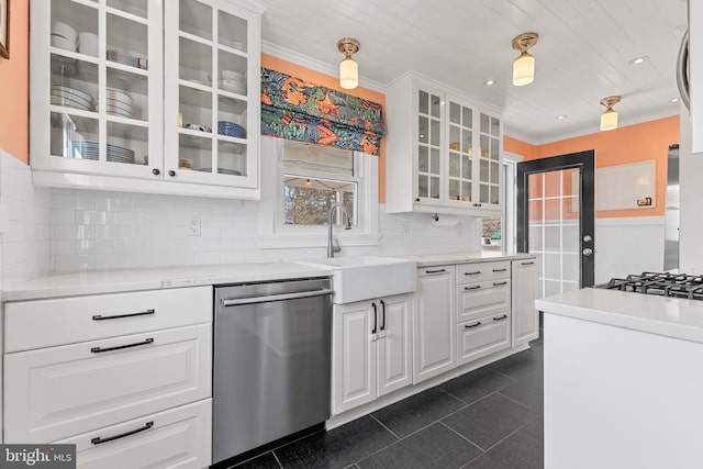 kitchen featuring dark tile patterned floors, ornamental molding, a sink, backsplash, and stainless steel appliances